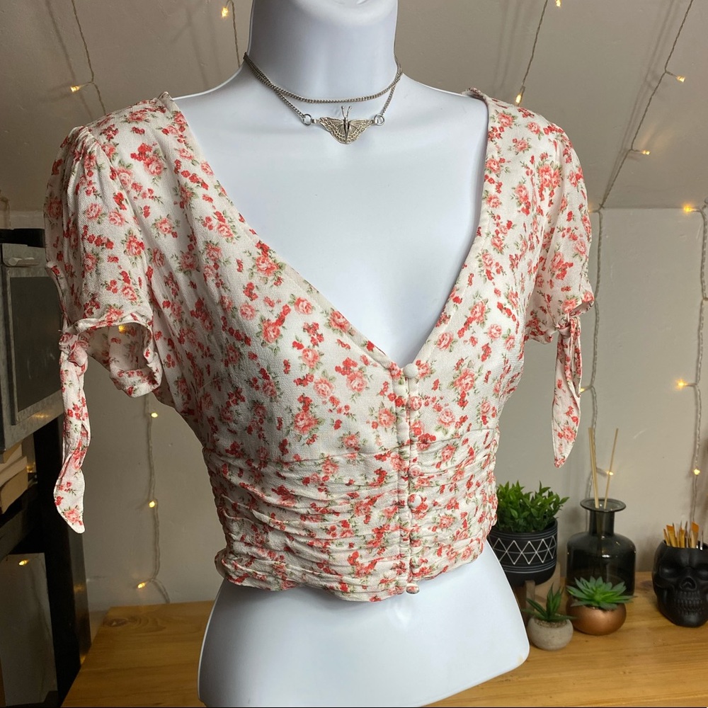 Forever 21 | white cream rose floral crop